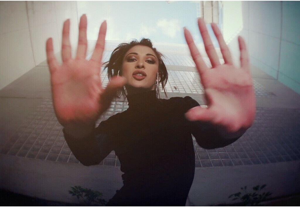 Η Αλεξάνδρα Καραδήμα... επιστρέφει με το τραγούδι των ερωτευμένων (photos+video)