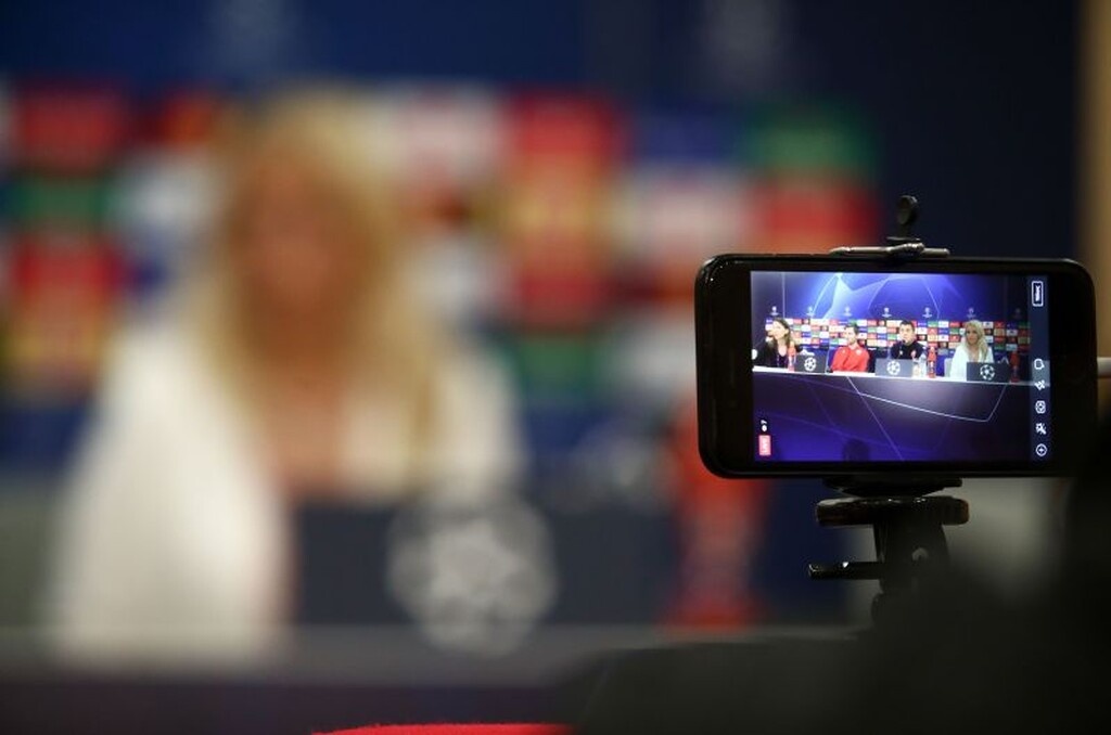 Ενδιαφέροντα όσα είπαν οι δυο προπονητές, αλλά τα... βλέμματα τα τράβηξε ένα άλλο πρόσωπο!