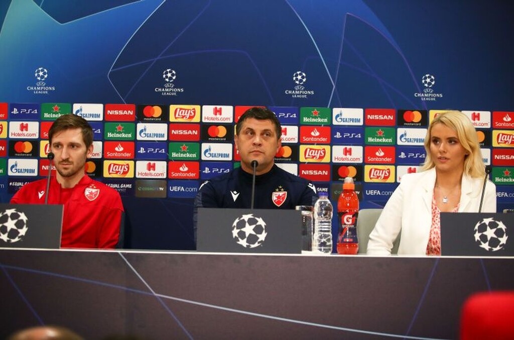 Αρκετοί έστρεψαν την προσοχή τους σε αυτή...