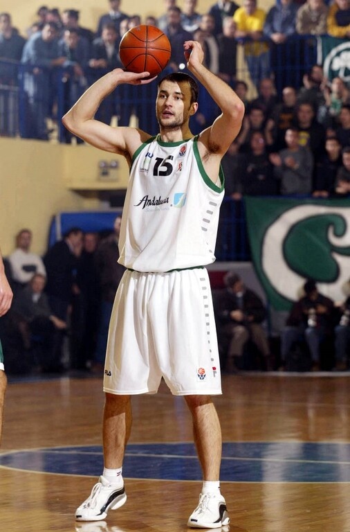 Σοκ: Συνελήφθη πρώην παίκτης της ΑΕΚ για ξυλοδαρμό στη γυναίκα και το παιδί του (photos)