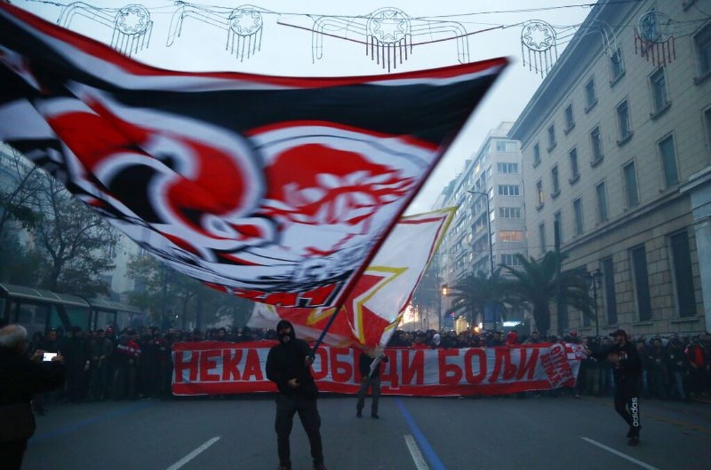 Ολυμπιακός – Ερυθρός Αστέρας: Κοινή συγκέντρωση οπαδών στο Σύνταγμα (videos+photos)