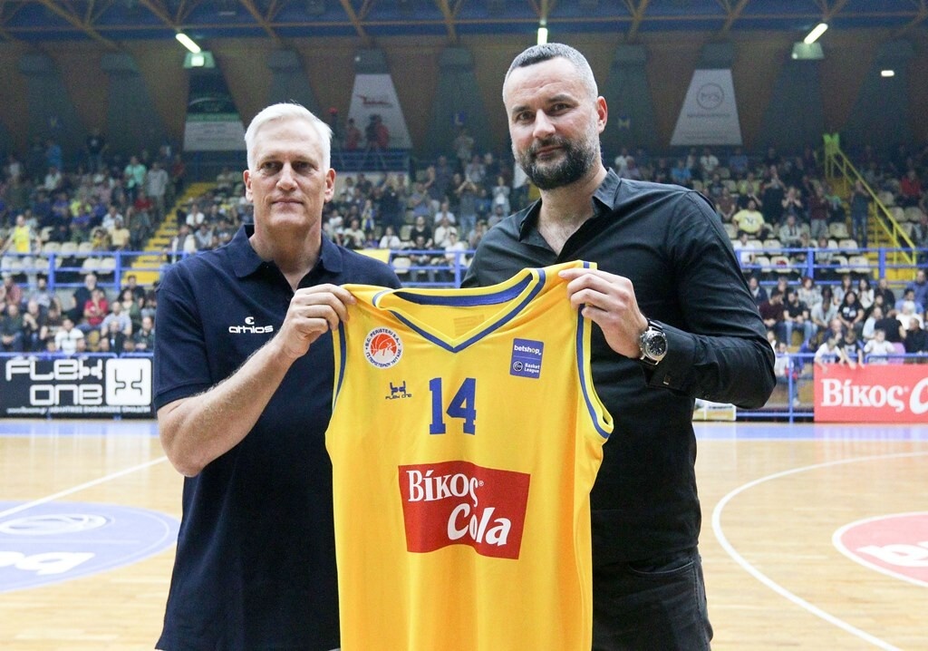 Σοκ: Συνελήφθη πρώην παίκτης της ΑΕΚ για ξυλοδαρμό στη γυναίκα και το παιδί του (photos)