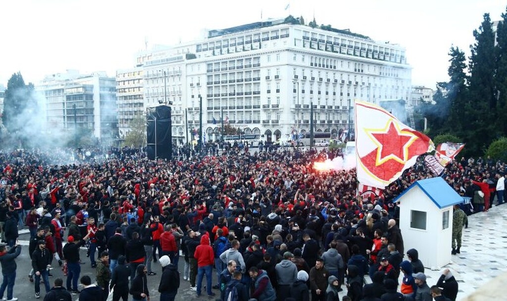 Ολυμπιακός – Ερυθρός Αστέρας: Κοινή συγκέντρωση οπαδών στο Σύνταγμα (videos+photos)