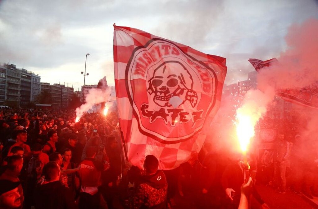 Ολυμπιακός – Ερυθρός Αστέρας: Κοινή συγκέντρωση οπαδών στο Σύνταγμα (videos+photos)