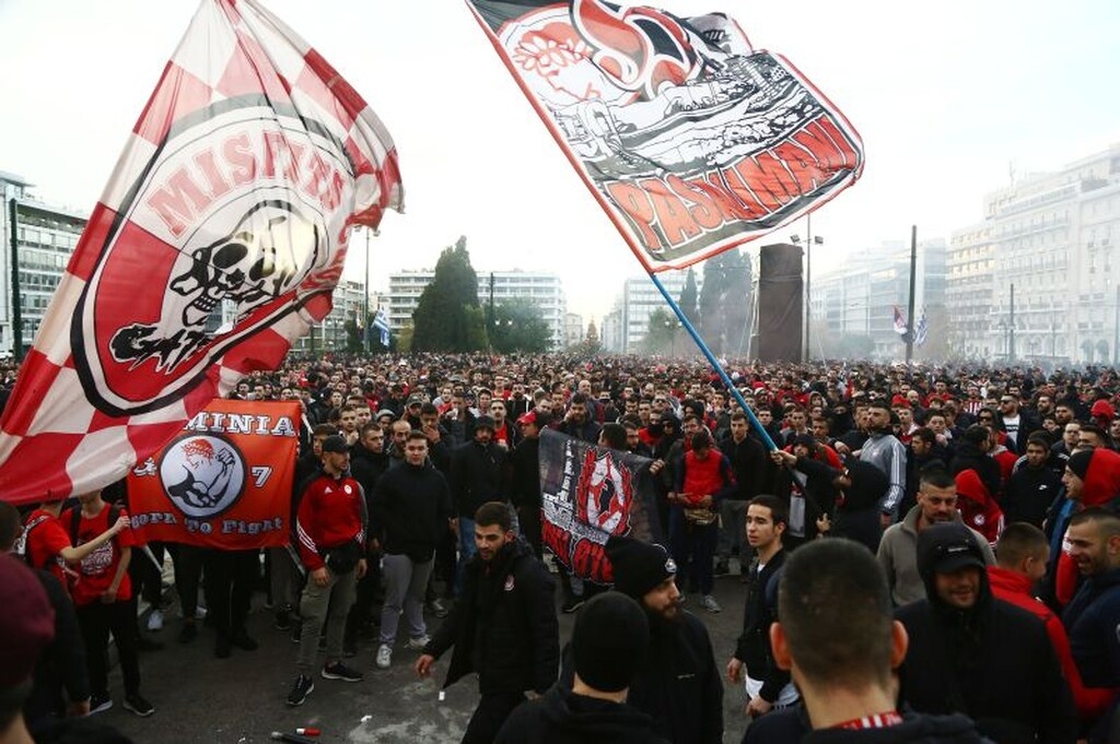 Ολυμπιακός – Ερυθρός Αστέρας: Κοινή συγκέντρωση οπαδών στο Σύνταγμα (videos+photos)