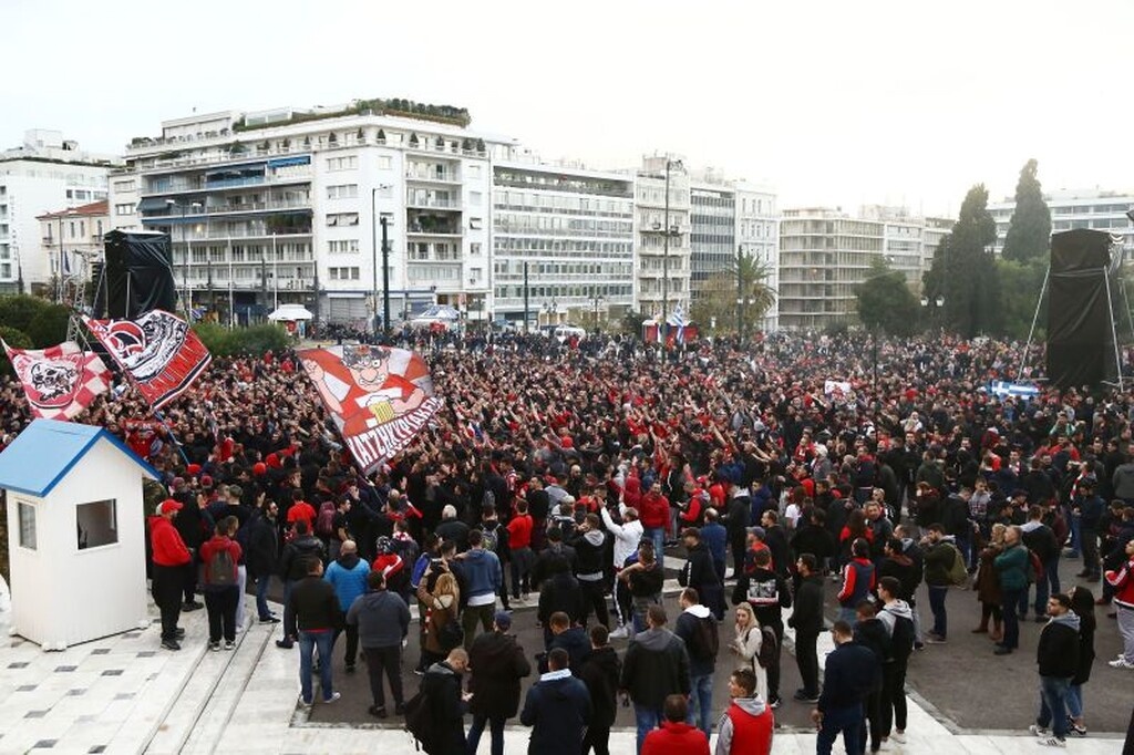 Ολυμπιακός – Ερυθρός Αστέρας: Κοινή συγκέντρωση οπαδών στο Σύνταγμα (videos+photos)