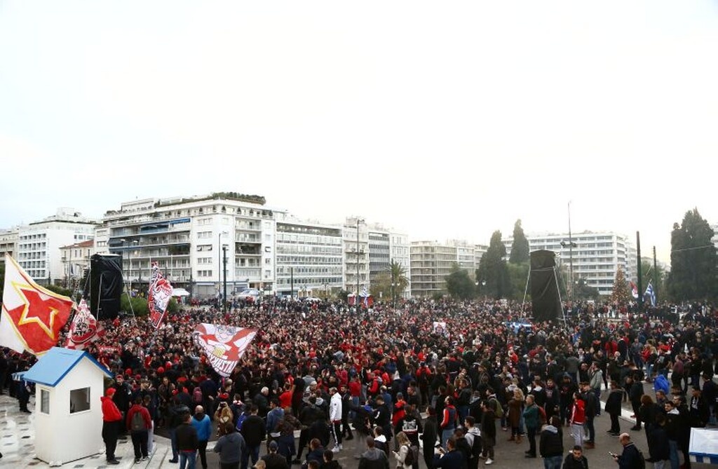 Ολυμπιακός – Ερυθρός Αστέρας: Κοινή συγκέντρωση οπαδών στο Σύνταγμα (videos+photos)