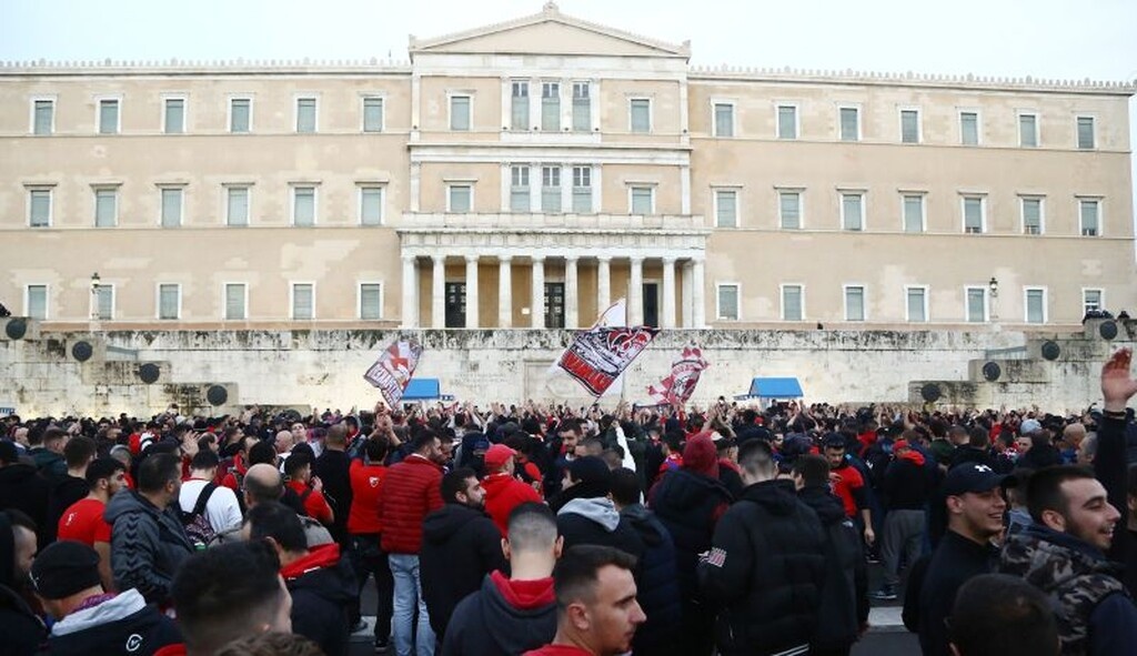 Ολυμπιακός – Ερυθρός Αστέρας: Κοινή συγκέντρωση οπαδών στο Σύνταγμα (videos+photos)