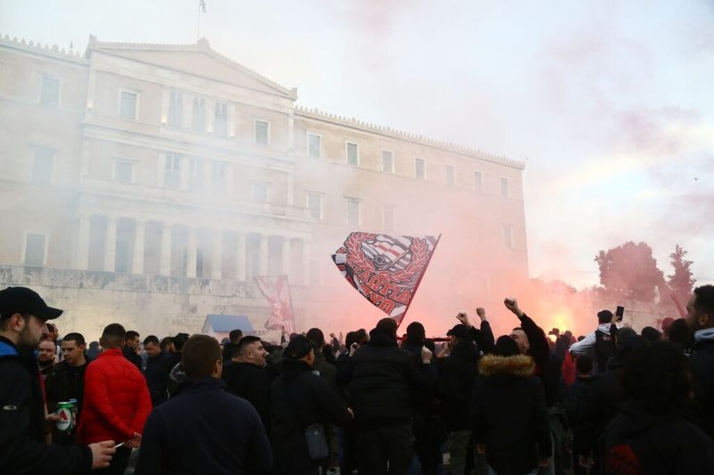 Ολυμπιακός – Ερυθρός Αστέρας: Κοινή συγκέντρωση οπαδών στο Σύνταγμα (videos+photos)