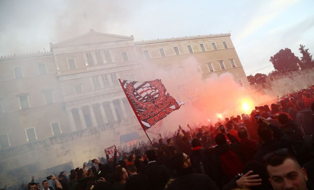 Ολυμπιακός – Ερυθρός Αστέρας: Κοινή συγκέντρωση οπαδών στο Σύνταγμα (videos+photos)