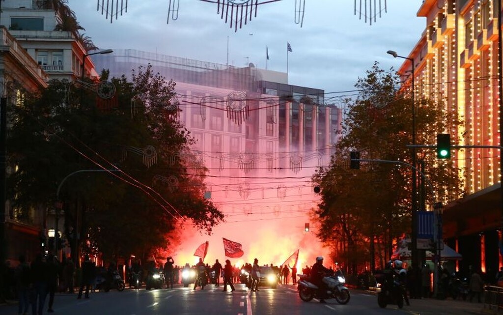 Ολυμπιακός – Ερυθρός Αστέρας: Κοινή συγκέντρωση οπαδών στο Σύνταγμα (videos+photos)