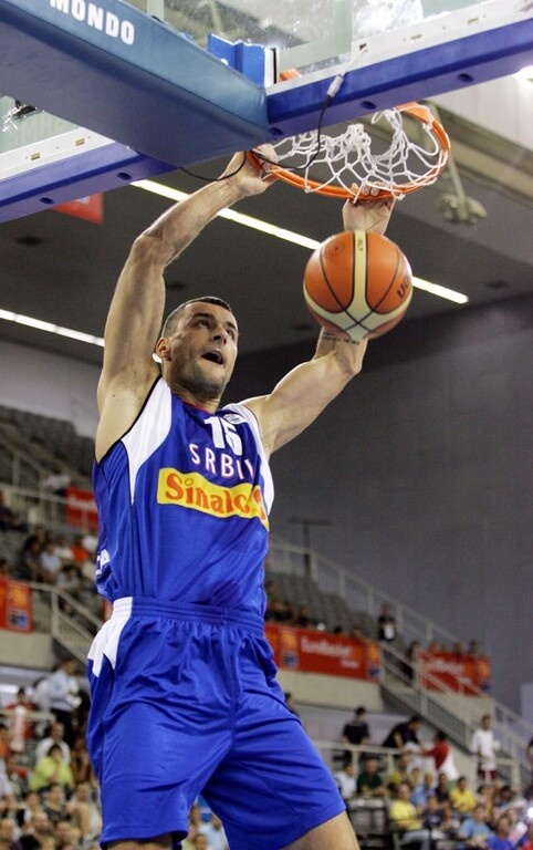 Σοκ: Συνελήφθη πρώην παίκτης της ΑΕΚ για ξυλοδαρμό στη γυναίκα και το παιδί του (photos)