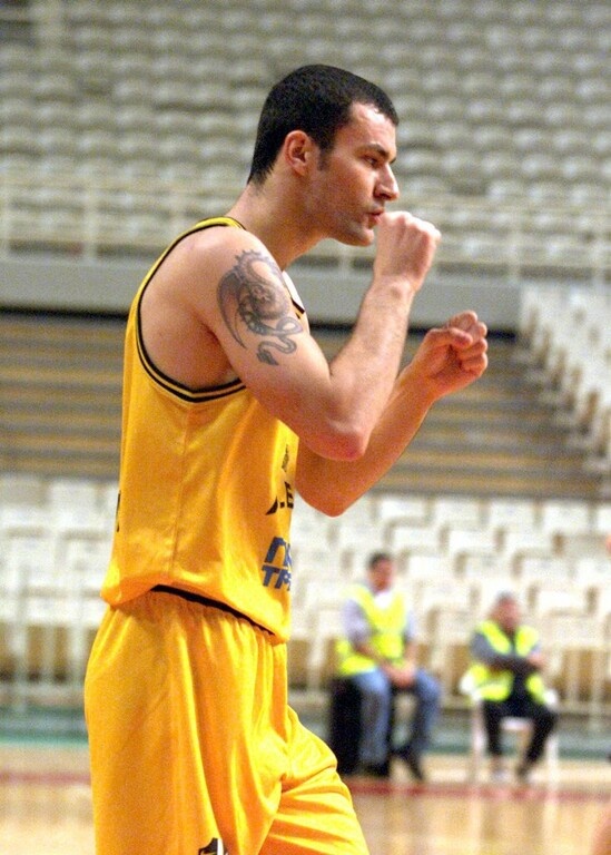 Σοκ: Συνελήφθη πρώην παίκτης της ΑΕΚ για ξυλοδαρμό στη γυναίκα και το παιδί του (photos)