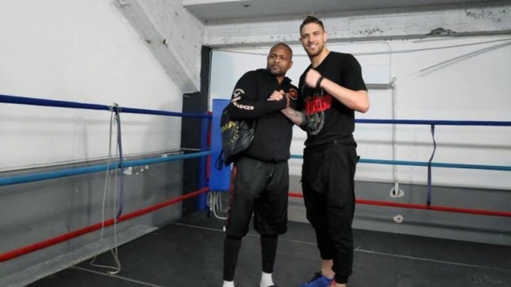 Με αφορμή το Pro Boxing Event στο «Παλατάκι», ο Πασχαλάκης μπήκε στο ρινγκ με τον θρύλο της πυγμαχίας,  Ρόι Τζόουνς.