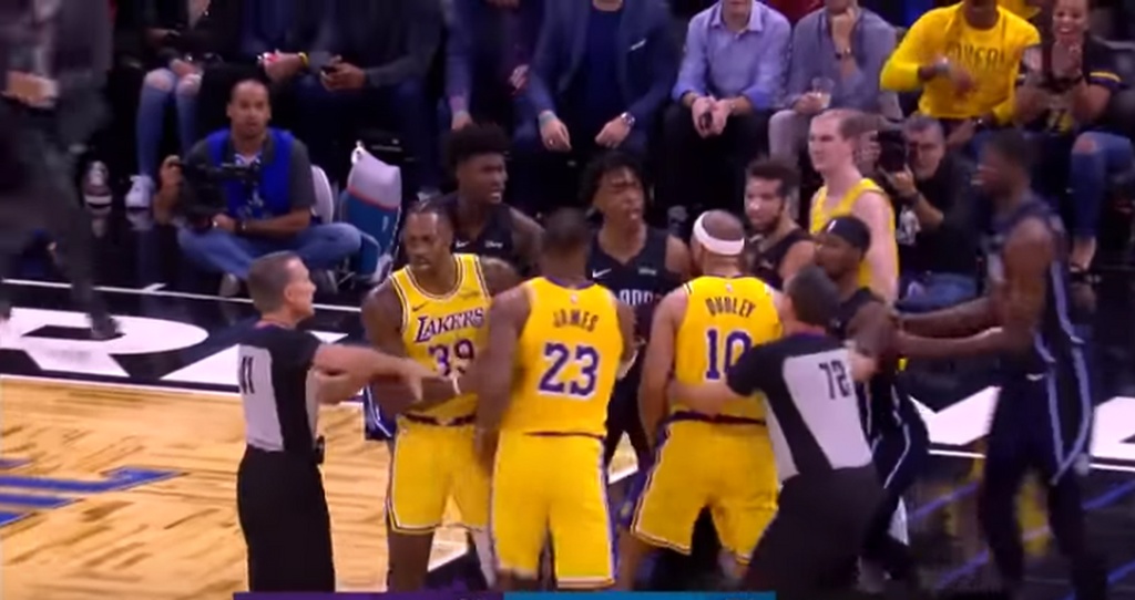 Μεγάλη ένταση στο NBA: Την «έπεσαν» σε Χάουαρντ…και «πιάστηκαν» στα χέρια! (photos+video)