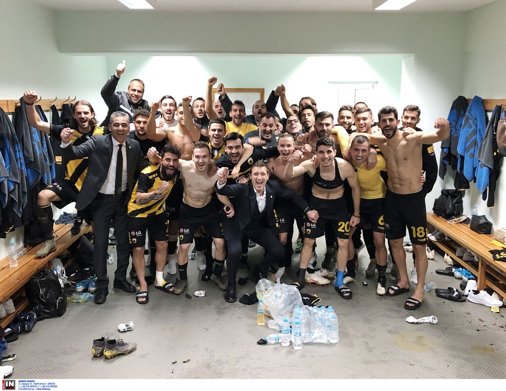 AEK: Πάρτι σε αποδυτήρια για παίκτες και κόσμο (videos+photos)
