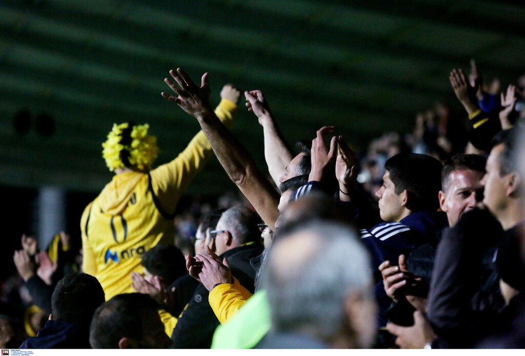 AEK: Πάρτι σε αποδυτήρια για παίκτες και κόσμο (videos+photos)