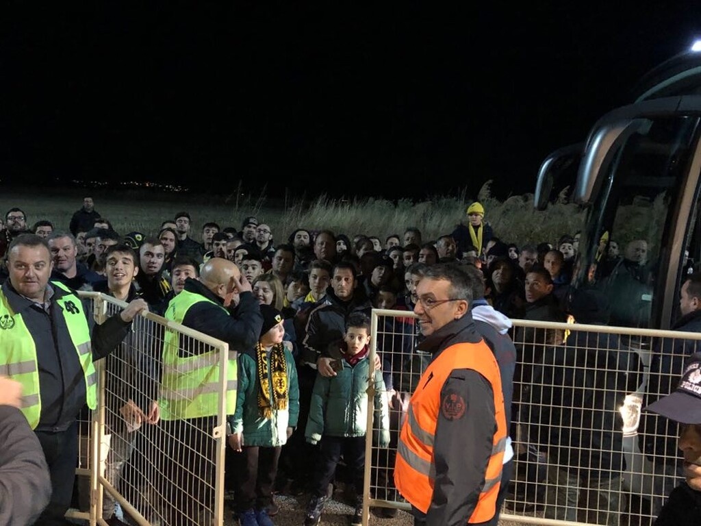 AEK: Πάρτι σε αποδυτήρια για παίκτες και κόσμο (videos+photos)