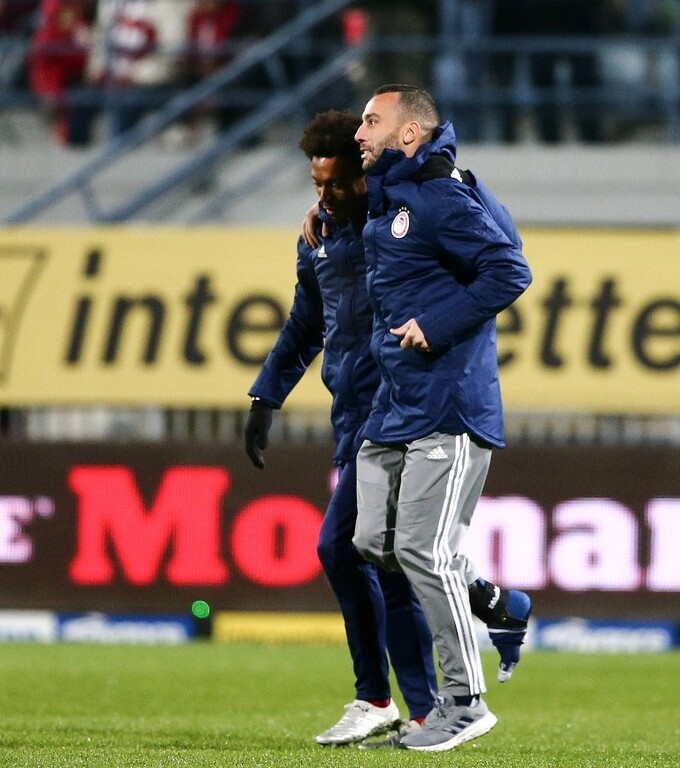 Αν και όλοι στον Ολυμπιακό φοβήθηκαν για κάτι σοβαρό, το ιατρικό τιμ κάνει λόγο για βαριά κάκωση στη δεξιά κνήμη.