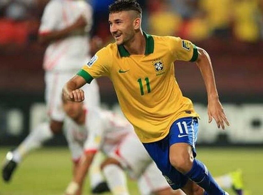 Την περσινή σεζόν ο 23χρονος άσος είχε αγωνιστεί ως δανεικός στη Ναντ, στην οποία είχε 29 συμμετοχές στο γαλλικό πρωτάθλημα με 4 γκολ στο ενεργητικό του, και το συμβόλαιό του με τους Μονεγάσκους λήγει σε ενάμιση χρόνο.