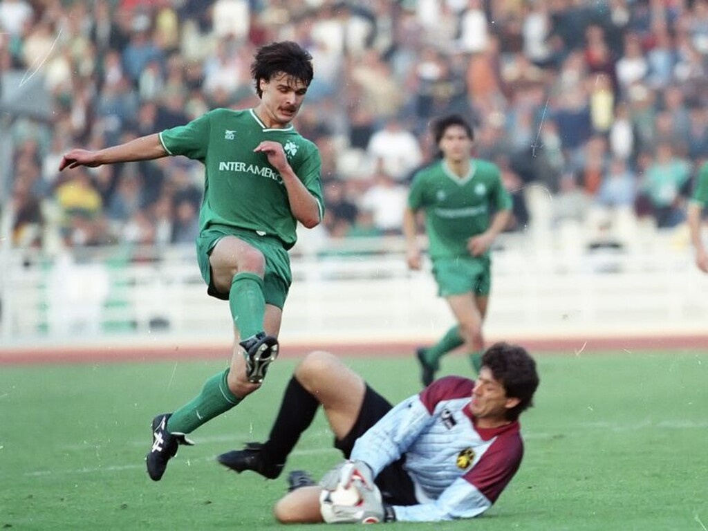 Φωτογραφία από το ντεμπούτο του με τον Παναθηναϊκό, κόντρα στην ΑΕΚ, στις 17 Δεκεμβρίου 1989