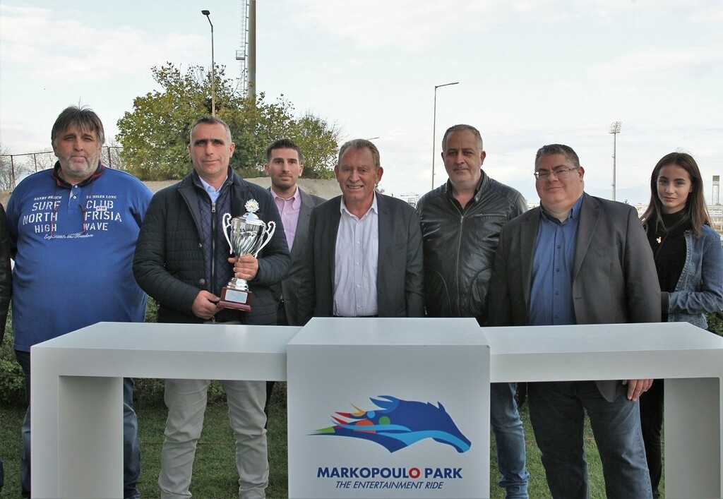 Οι ιδιοκτήτες του ΧΑΑΝΤΕΦ και ο προπονητής Ηλίας Σιατούνης παρέλαβαν το Κύπελλο Δήμου Σαρωνικού από τον Δήμαρχο Σαρωνικού Πέτρο Φιλίππου, συνοδευόμενο από τον COO της Ιπποδρομίες Α.Ε., Κώστα Αλεξόπουλο, και τον Project Manager Ιπποδρομίες Α.Ε.