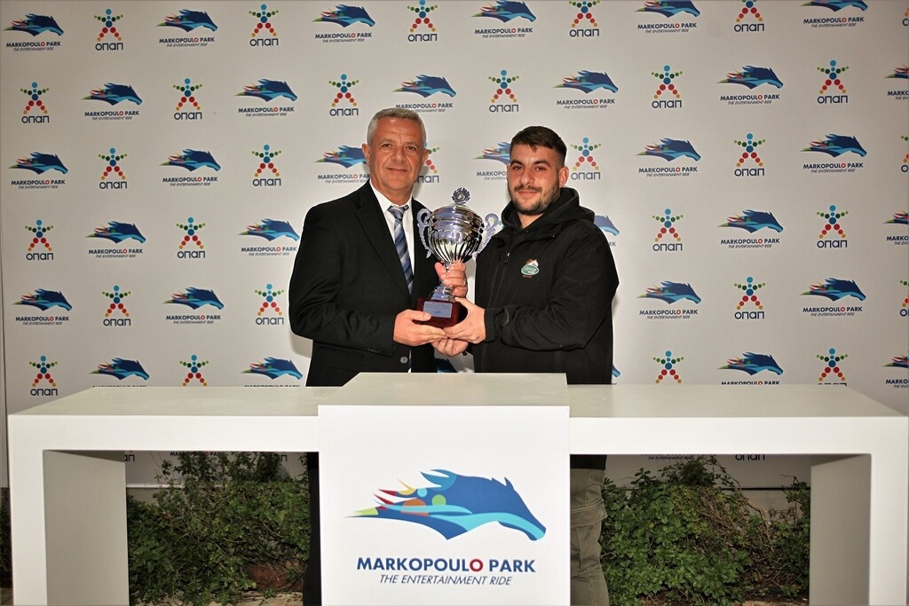 Ο Δήμαρχος Μαρκόπουλου Μεσογαίας, Κωνσταντίνος Αλλαγιάννης, απένειμε το Κύπελλο Δήμου Μαρκόπουλου Μεσογαίας στον ιδιοκτήτη του ΤΕΣΤΙΜΟΝΙΟ, Ιγνάτιο Θεολόγου