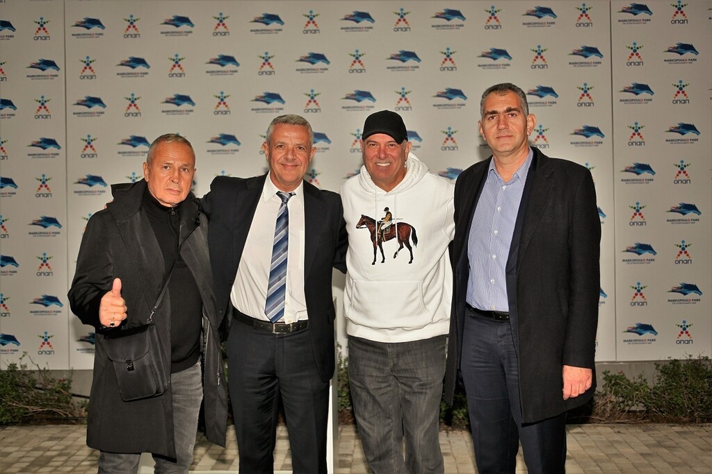 Ο Αντιδήμαρχος Δήμου Μαρκόπουλου Μεσογαίας Ιωάννης Αϊδινιώτης, ο Ά Αντιπρόεδρος της Ιπποδρομίες Α.Ε. Σπύρος Φωκάς, ο Δήμαρχος Μαρκόπουλου Μεσογαίας Κωνσταντίνος Αλλαγιάννης, ο Αντιδήμαρχος Δήμου Μαρκόπουλου Μεσογαίας Κολλιοβασίλης Δημήτρης