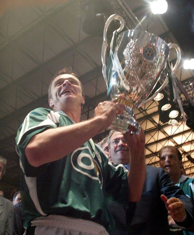 Το τελευταίο πρωτάθλημα του Βαζέχα, στην τελευταία του σεζόν με τον Παναθηναϊκό, το 2004.