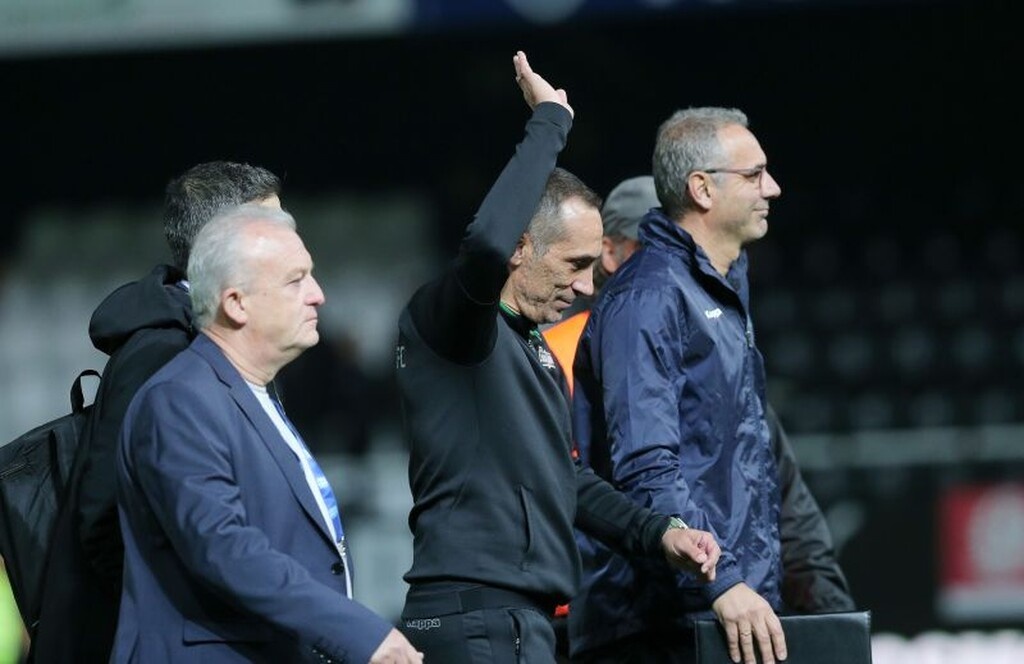 Μπαίνοντας στα αποδυτήρια, μάλιστα, χαιρέτησε και τον κόσμο!