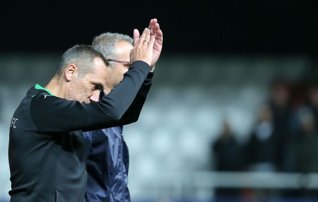 Παρόλα αυτά, ο Δώνης κράτησε την ψυχραιμία του και χειροκρότησε προς την κερκίδα...