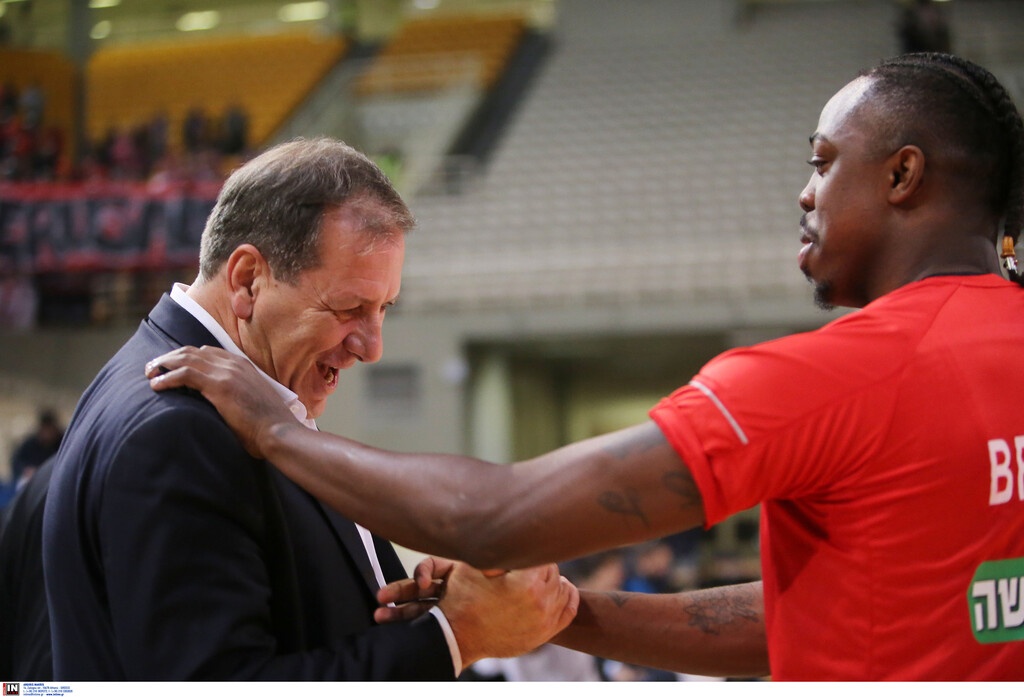 Ο άλλοτε παίκτης της ΑΕΚ και νυν της Χάποελ, ΤζεϊΚόβαν Μπράουν με τον Μάκη Αγγελόπουλο