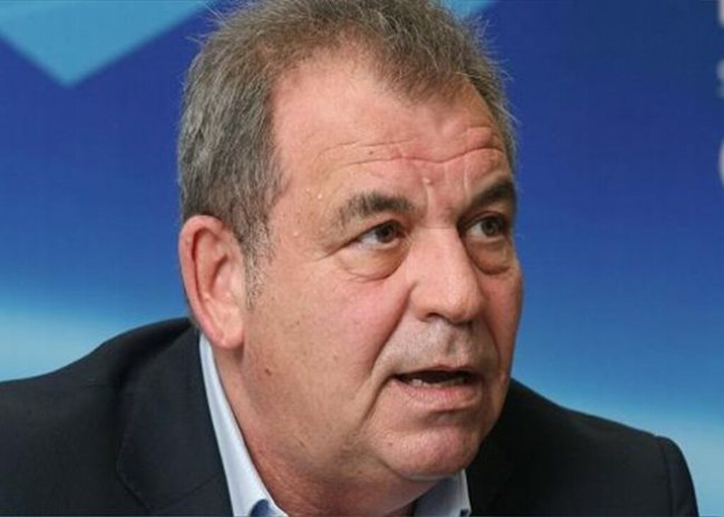 Ο εκπρόσωπος των Πειραιωτών είπε: «Αυτό είναι το πρόβλημα του ποδοσφαίρου; Τα έχετε διαλύσει όλα και το μόνο που σας ενοχλεί είναι οι δηλώσεις του Σάββα; Μου θυμίζετε κάποιον που έχει σκοτώσει τους γονείς του και ζητάει επιείκεια από το δικαστήριο γιατί