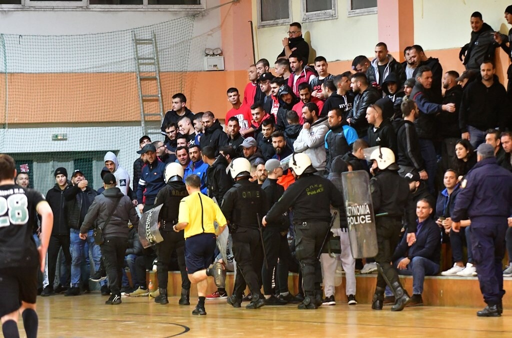 Χαμός με οπαδούς του Ολυμπιακού σε αγώνα χάντμπολ στο Άργος! (photos)