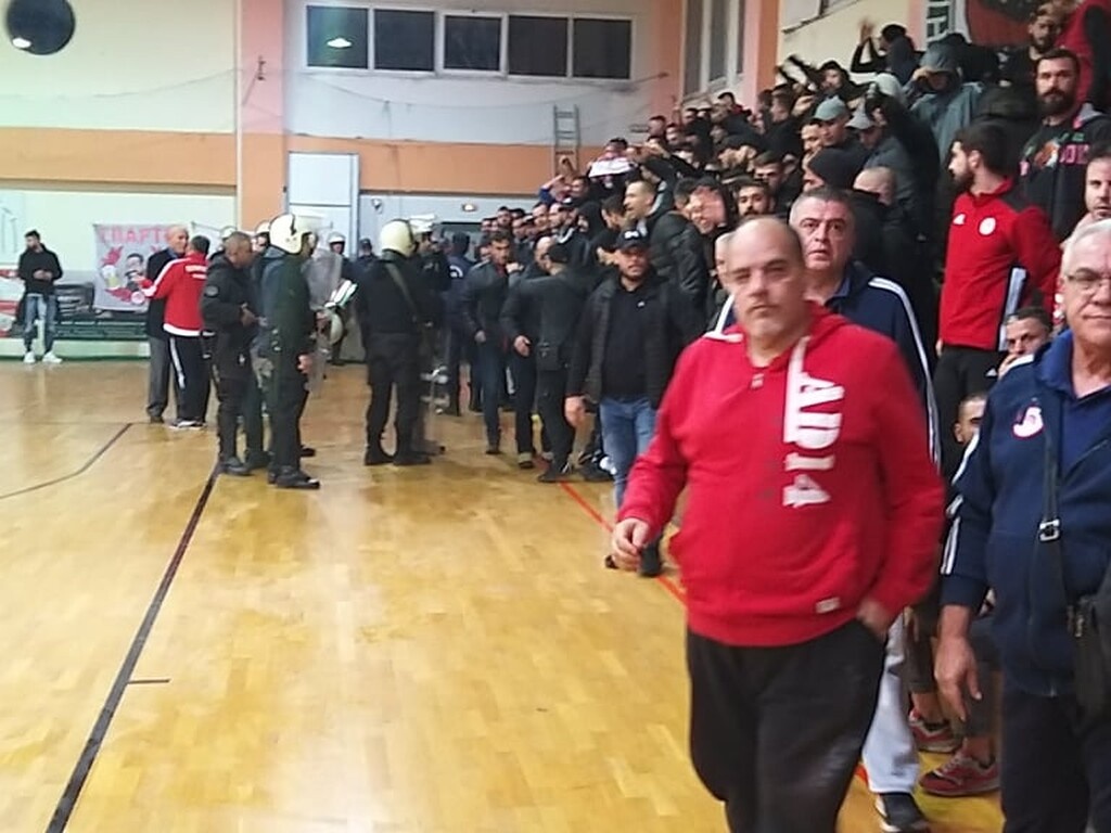 Χαμός με οπαδούς του Ολυμπιακού σε αγώνα χάντμπολ στο Άργος! (photos)