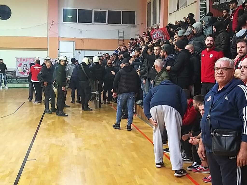 Χαμός με οπαδούς του Ολυμπιακού σε αγώνα χάντμπολ στο Άργος! (photos)