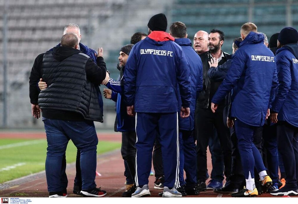 Βόλος-Ολυμπιακός: Ένταση και σύρραξη Μπέου-Καραπαπά! (photos&video)