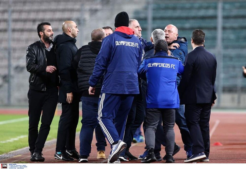 Βόλος-Ολυμπιακός: Ένταση και σύρραξη Μπέου-Καραπαπά! (photos&video)