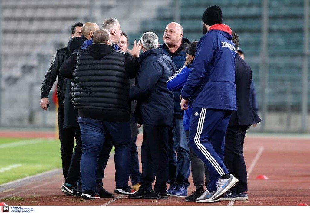 Βόλος-Ολυμπιακός: Ένταση και σύρραξη Μπέου-Καραπαπά! (photos&video)