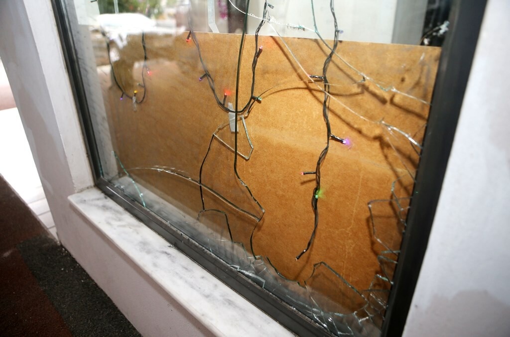 Οι ζημιές από την κροτίδα στην πολυκατοικία του Ευαγγέλου (photos)