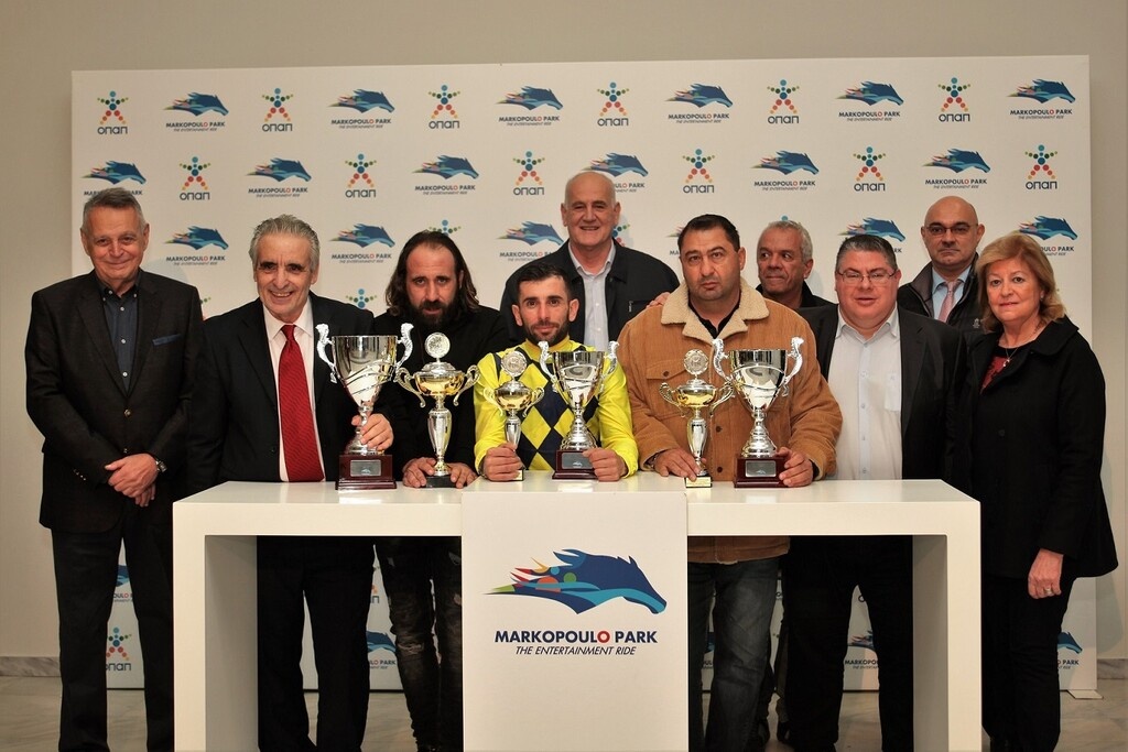 Ο αντιπρόεδρος του Δ/Σ της ΦΕΕ Γιώργος Παρθένης, οι ιδιοκτήτες του ΦΛΟΟΥΪΝΓΚ ΜΑΤΖΙΚ κ.κ. Πανίκος και Μάριος Χογλαστός, ο αναβάτης Νίκος Μιχαηλίδης, ο Διευθυντής Τεχνικών Υπηρεσιών της ΙΠΠΟΔΡΟΜΙΕΣ Α.Ε.