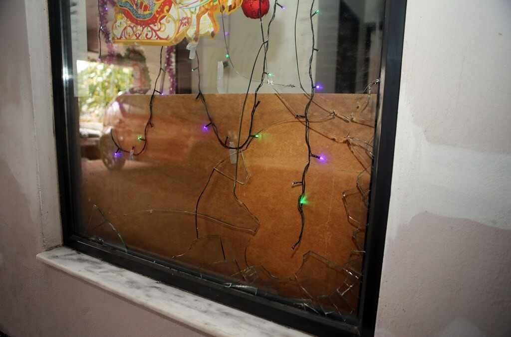 Οι ζημιές από την κροτίδα στην πολυκατοικία του Ευαγγέλου (photos)