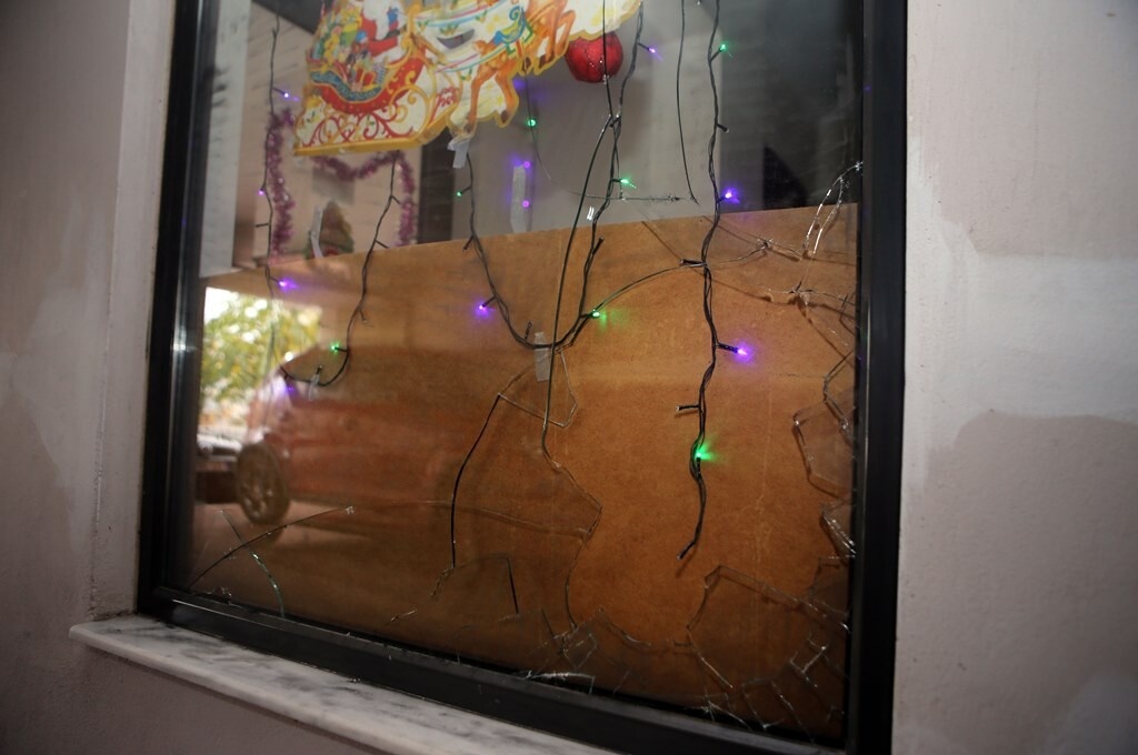 Οι ζημιές από την κροτίδα στην πολυκατοικία του Ευαγγέλου (photos)