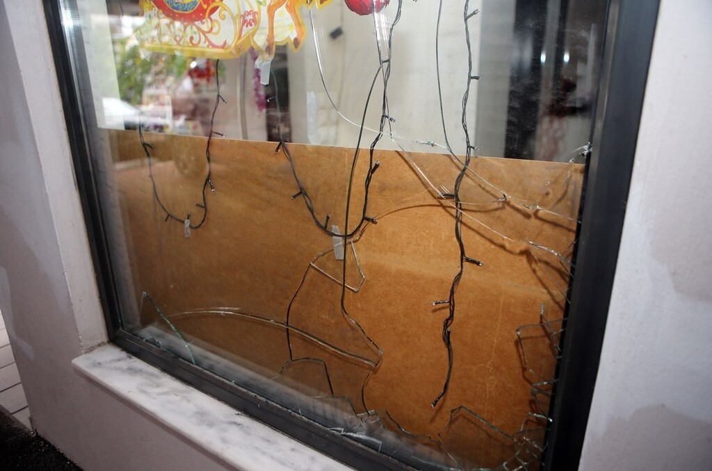 Οι ζημιές από την κροτίδα στην πολυκατοικία του Ευαγγέλου (photos)