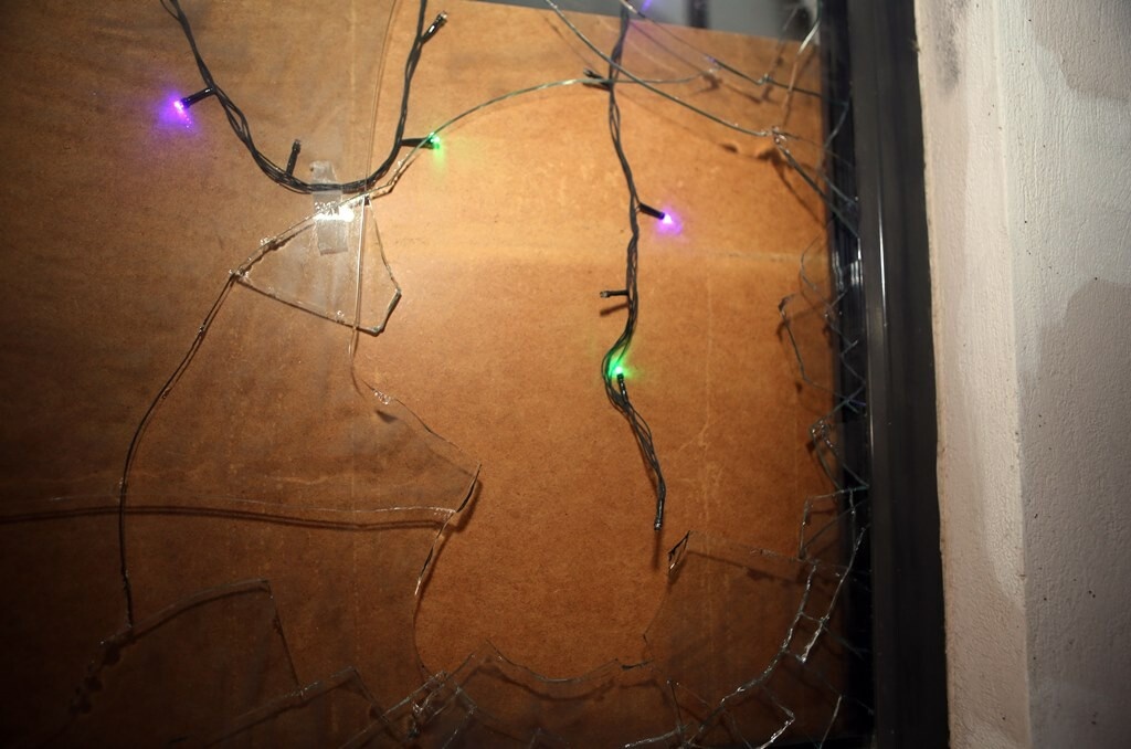 Οι ζημιές από την κροτίδα στην πολυκατοικία του Ευαγγέλου (photos)