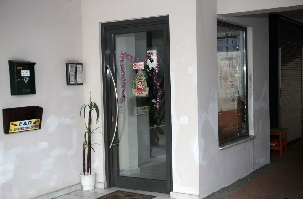 Οι ζημιές από την κροτίδα στην πολυκατοικία του Ευαγγέλου (photos)