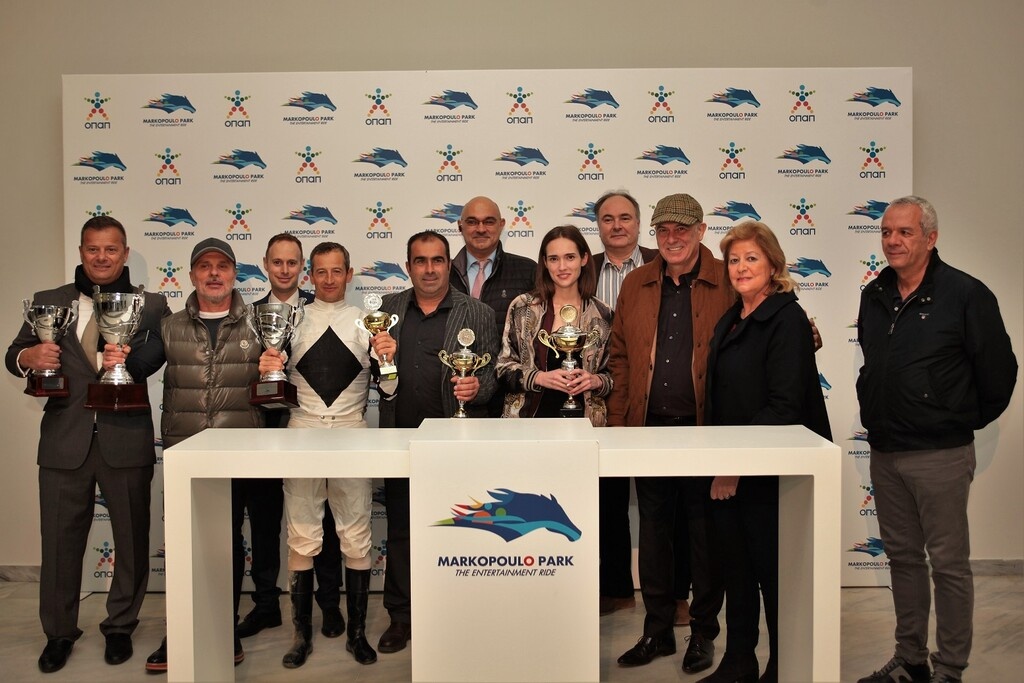 Ο κ. Χρήστος Θεοδωράκης, ο ιδιοκτήτης του ΣΑΡΡΕΪ ΜΠΡΗΖ Μιχάλης Μποδούρογλου, το μέλος της Επιτροπής Ιπποδρομιών Ιωάννης Τσακάλης ο αναβάτης Παναγιώτης Δημητσάνης, ο προπονητής Χρήστος Κουβαράς, ο Racing Manager της ΙΠΠΟΔΡΟΜΙΕΣ Α.Ε.