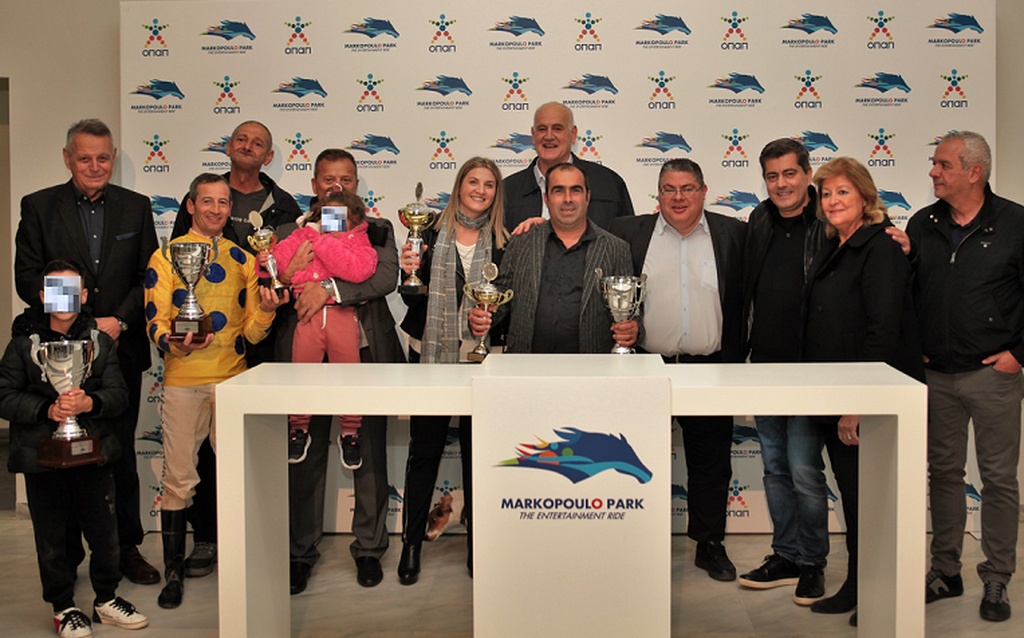 Ο αντιπρόεδρος του Δ/Σ της ΦΕΕ Γιώργος Παρθένης , ο αναβάτης Παναγιώτης Δημητσάνης , ο κ . Πολ Θεοδωράκης, ο ιδιοκτήτης του ΧΑΣΤΟΤΡΙΚΕ Χρήστος Θεοδωράκης, η κα.