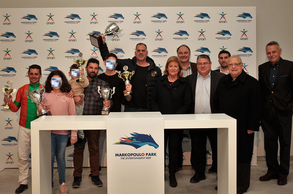 Ο αναβάτης Κώστας Μαστοράκης, ο προπονητής Χρήστος Σταύρου, οι ιδιοκτήτες του ΝΕΪΣΑΝ κ.κ. Άγγελος Σταύρου και Μάριος Κουτσομύτης, η Πρόεδρος του Δ/Σ της ΦΕΕ Ασπασία Ράλλη, ο Διευθυντής Οικονομικών της ΙΠΠΟΔΡΟΜΙΕΣ Α.Ε.