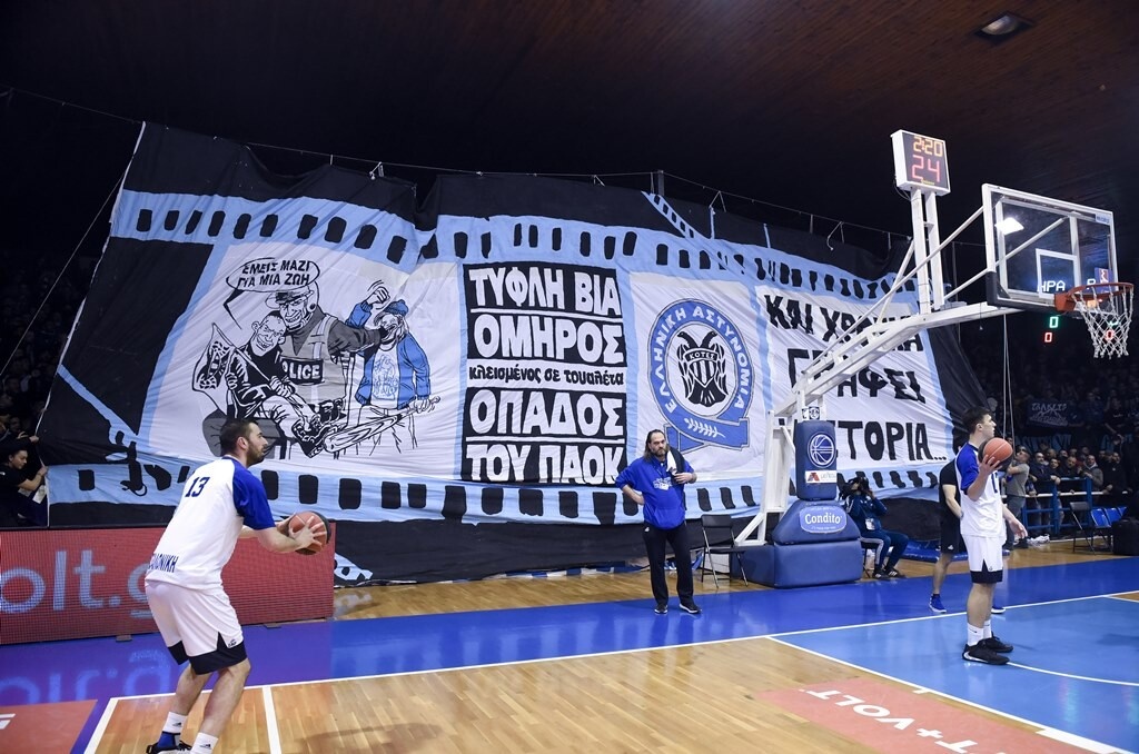 Ηρακλής-ΠΑΟΚ: Τρομερή ατμόσφαιρα στο Ιβανώφειο και εμπρηστικά πανό (photos)